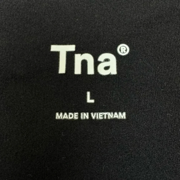 Aritzia TnaBUTTER Core Tank Large Black Scoop Neck Back Built-in Bra Cropped - Picture 6 of 7